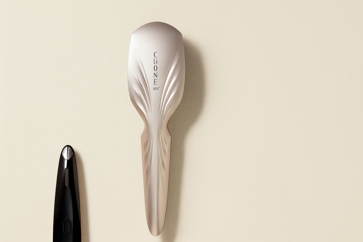 CLiONE Spa: Die LED Haarbürste, die Haar- und Kopfhautpflege auf ein neues Niveau bringt